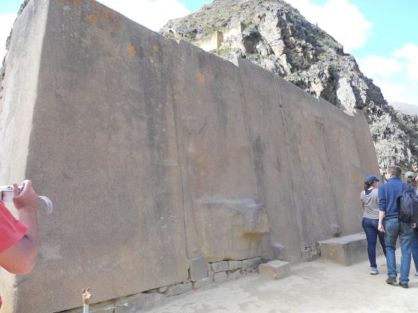 a maior pedra dos sítios arqueológicos, como chegou aqui? como foi talhada? mistérios que permanecem sobre os Quechuas.